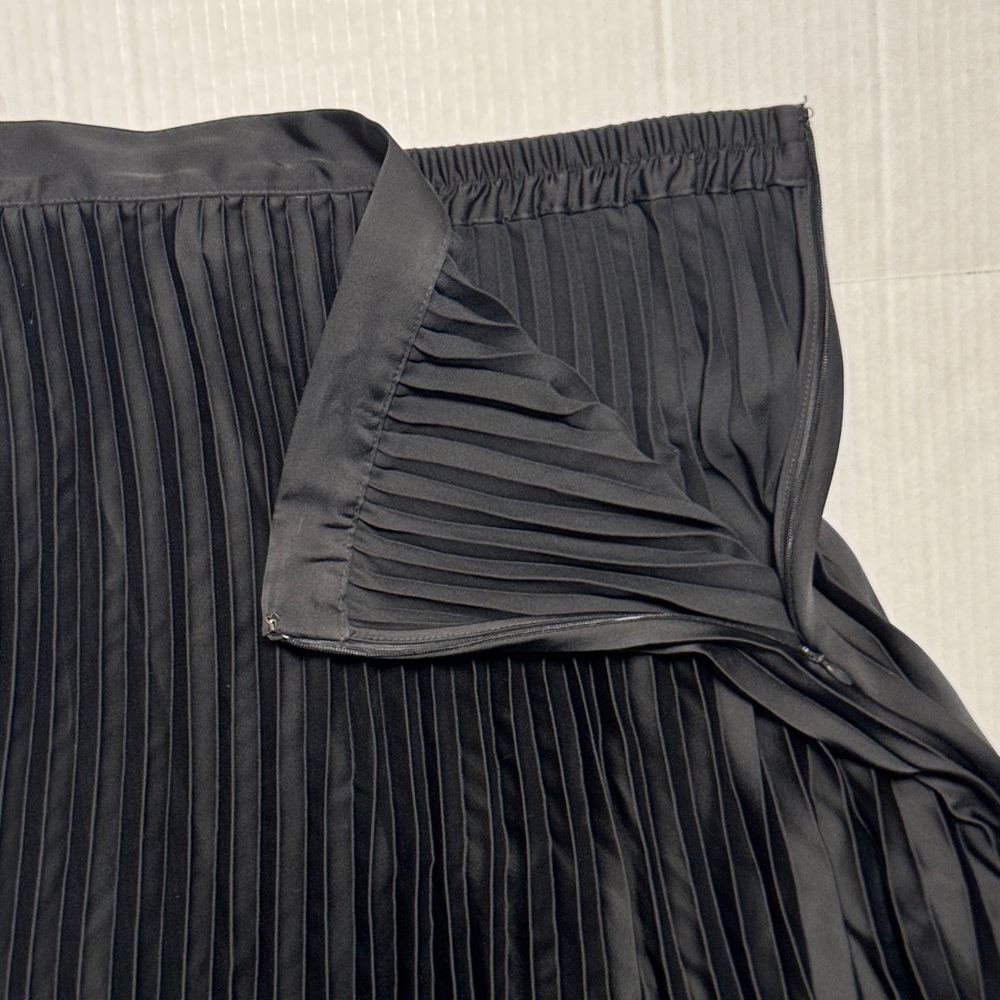 Black Pleated A-Line Midi Skirt - Picture 8 of 15